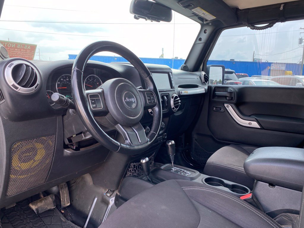Used 2013 Jeep Wrangler Unlimited Sahara w/ Dual Top Group AWD/4WD image 9