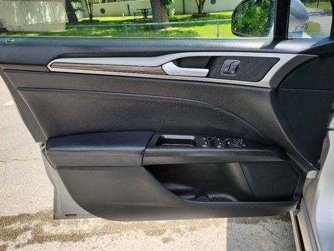 Used 2017 Ford Fusion SE w/ Fusion SE Technology Package FWD image 13
