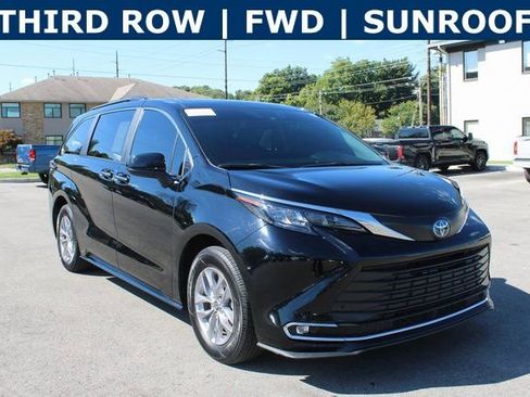 Used 2024 Toyota Sienna XLE image 2