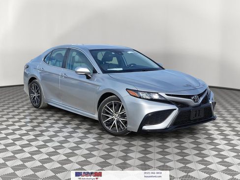 Used 2022 Toyota Camry SE image 1