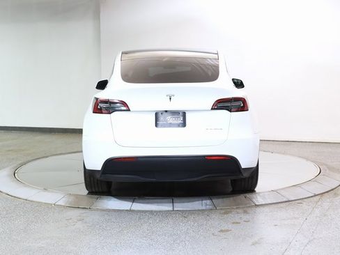 Used 2022 Tesla Model Y Long Range image 11