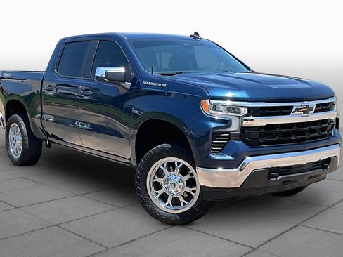 Used 2022 Chevrolet Silverado 1500 LT AWD/4WD image 3