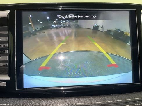 Used 2023 Chrysler Pacifica Touring-L image 19