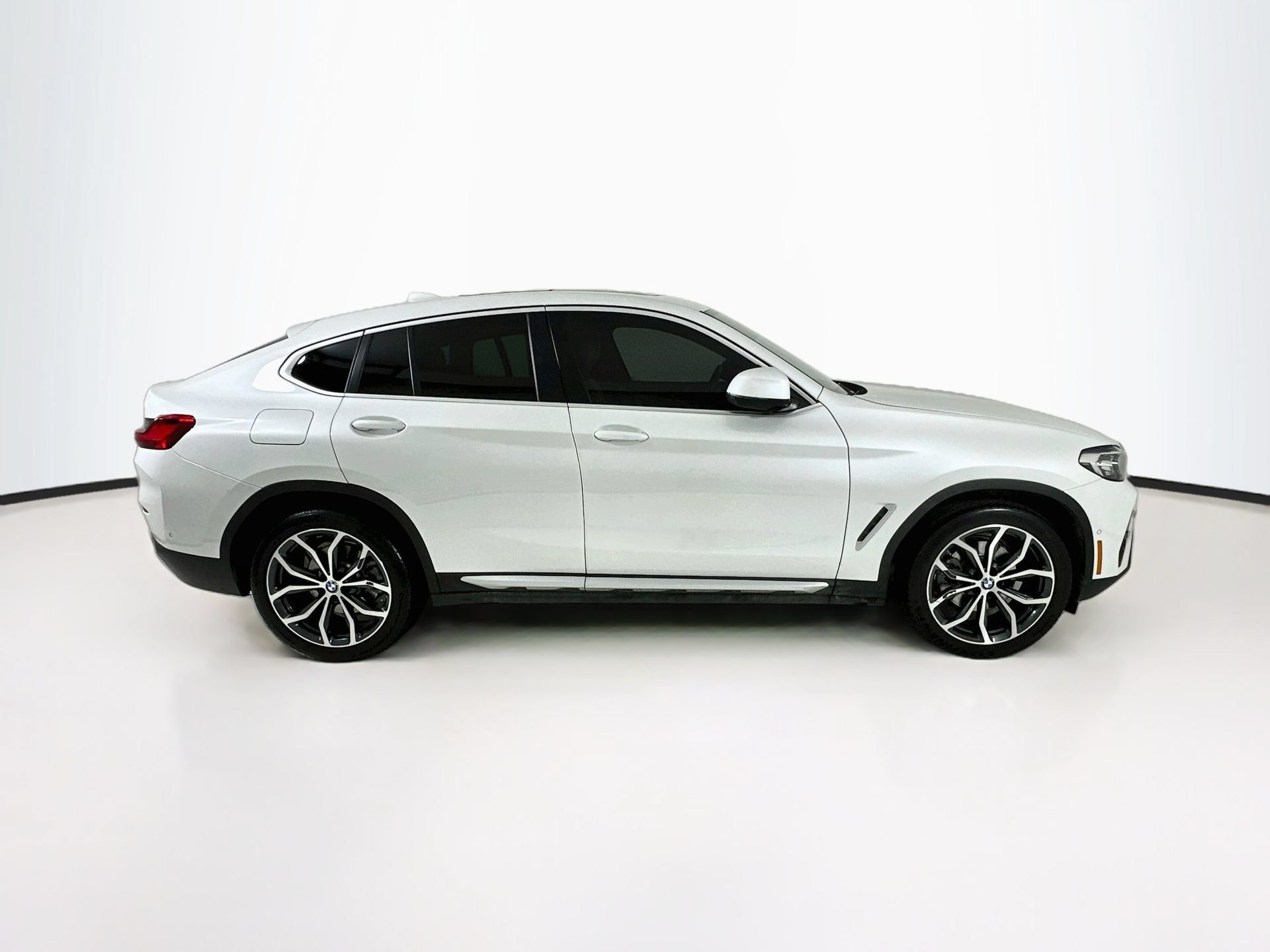 Used 2024 BMW X4 xDrive30i w/ Premium Package AWD/4WD image 9