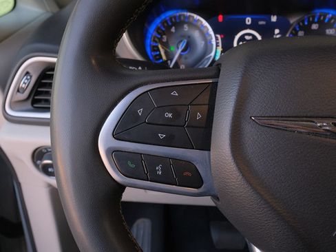 Used 2023 Chrysler Pacifica Touring-L FWD image 16