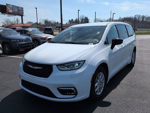 Used 2024 Chrysler Pacifica Touring-L image 3