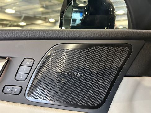 Certified 2025 Volvo XC60 B5 Ultra AWD/4WD image 21