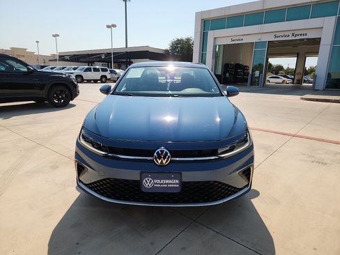 Used 2025 Volkswagen Jetta SE w/ Sunroof Package FWD image 2