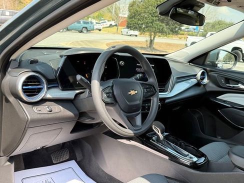 Used 2025 Chevrolet Trax LT image 16