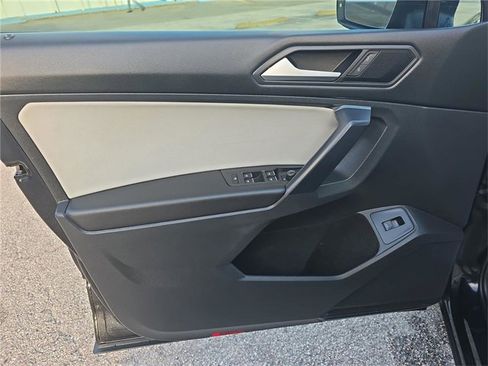 Used 2021 Volkswagen Tiguan SEL image 11