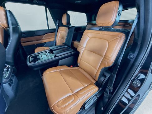 Used 2019 Lincoln Navigator Reserve image 24