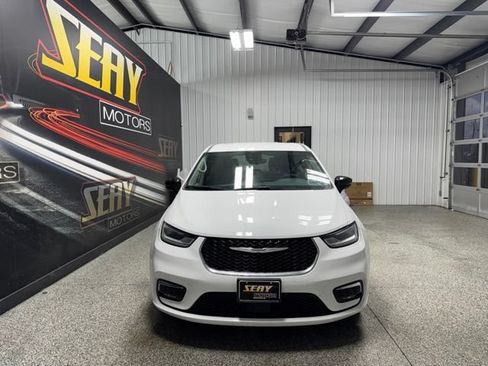 Used 2024 Chrysler Pacifica Limited FWD image 19