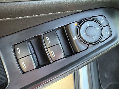 Used 2023 Chevrolet Traverse LT FWD image 11