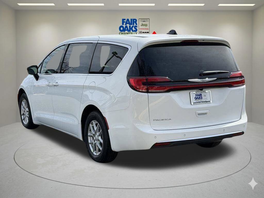 New 2026 Chrysler Pacifica Select FWD image 8