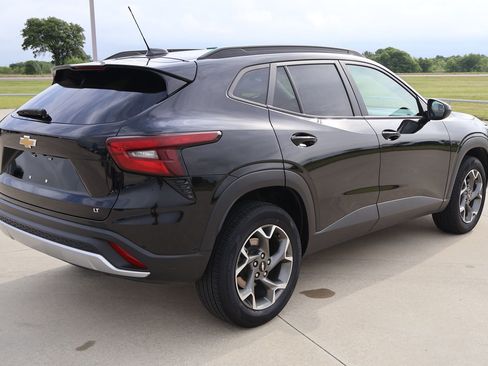 Used 2025 Chevrolet Trax LT FWD image 6