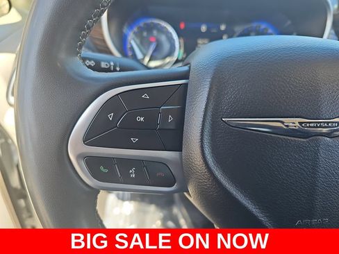 Used 2023 Chrysler Pacifica Limited FWD image 18
