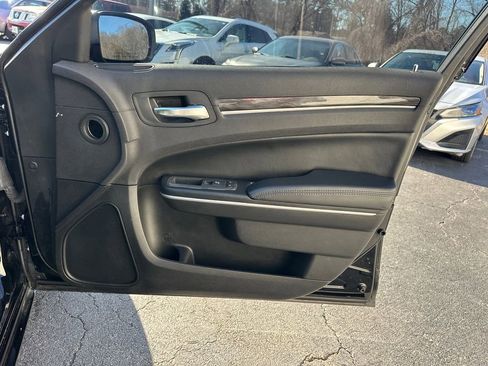 Used 2020 Chrysler 300 Touring w/ Sport Appearance Package image 15
