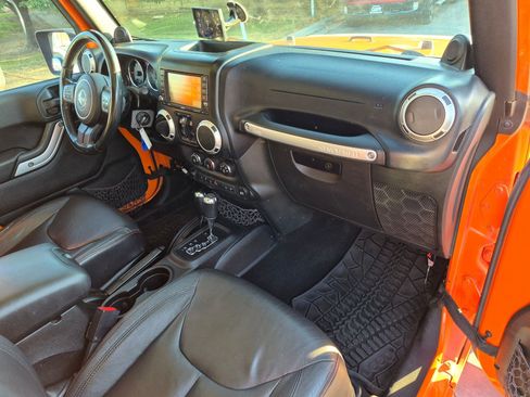 Used 2013 Jeep Wrangler Unlimited Sahara w/ Connectivity Group AWD/4WD image 31