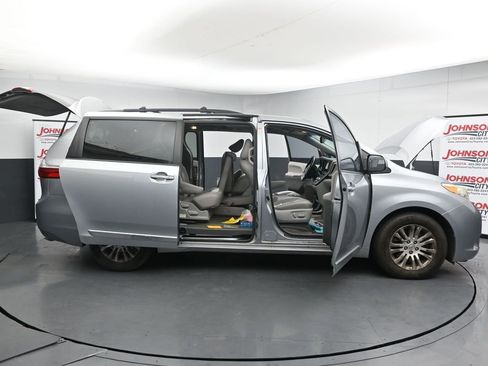 Used 2016 Toyota Sienna XLE Premium FWD image 27
