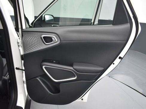 Used 2025 Kia Soul LX w/ LX Technology Package FWD image 18