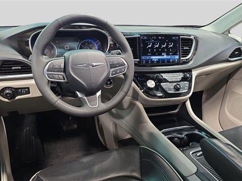 Used 2024 Chrysler Pacifica Limited image 17