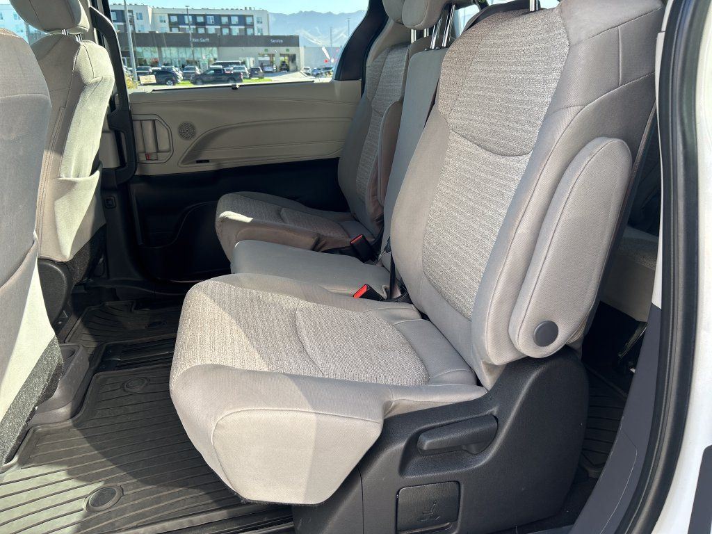 Certified 2022 Toyota Sienna LE FWD image 28