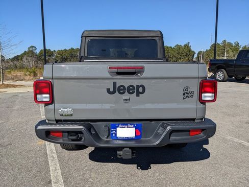 Certified 2022 Jeep Gladiator Willys image 19