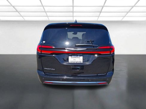 Certified 2025 Chrysler Pacifica Select FWD image 5