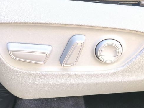 Used 2020 Toyota Highlander XLE FWD image 16