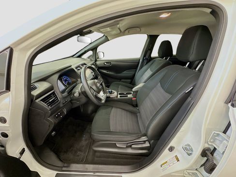 Used 2025 Nissan Leaf S image 13
