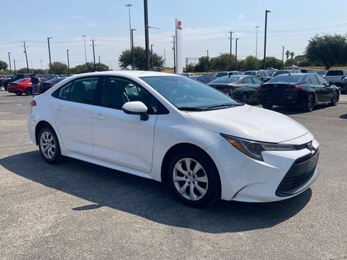 Used 2025 Toyota Corolla LE FWD image 3