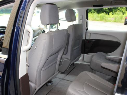 Used 2020 Chrysler Voyager LX image 15