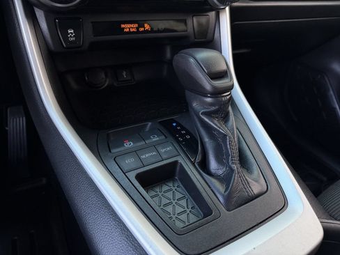 Used 2020 Toyota RAV4 LE FWD image 19