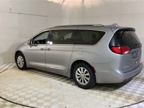 Used 2019 Chrysler Pacifica Touring-L image 6