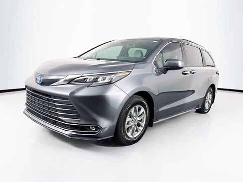 Used 2025 Toyota Sienna XLE w/ XLE Plus Package image 3