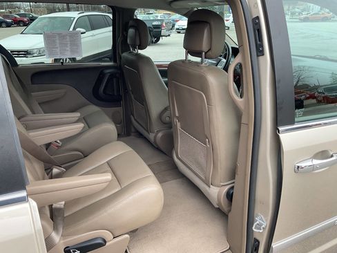 Used 2016 Chrysler Town & Country Touring w/ Driver Convenience Group image 38