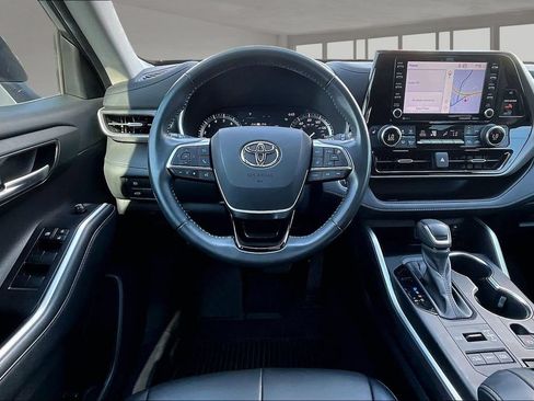 Used 2021 Toyota Highlander XLE AWD/4WD image 5