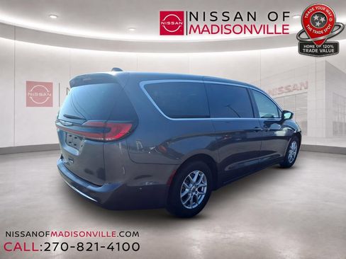 Used 2023 Chrysler Pacifica Touring-L FWD image 2