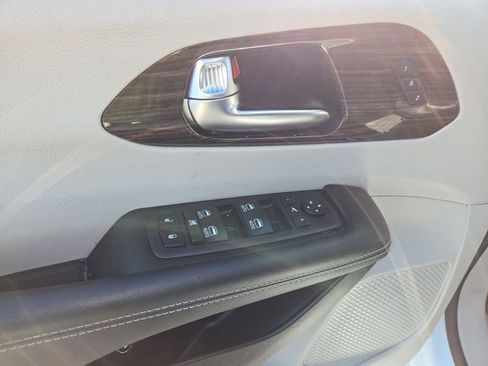 Used 2023 Chrysler Pacifica Limited image 13