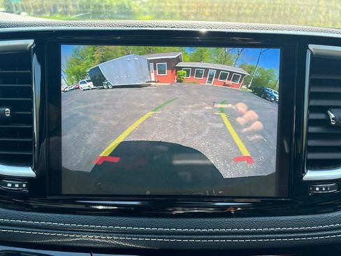 Used 2025 Chrysler Pacifica Limited FWD image 17