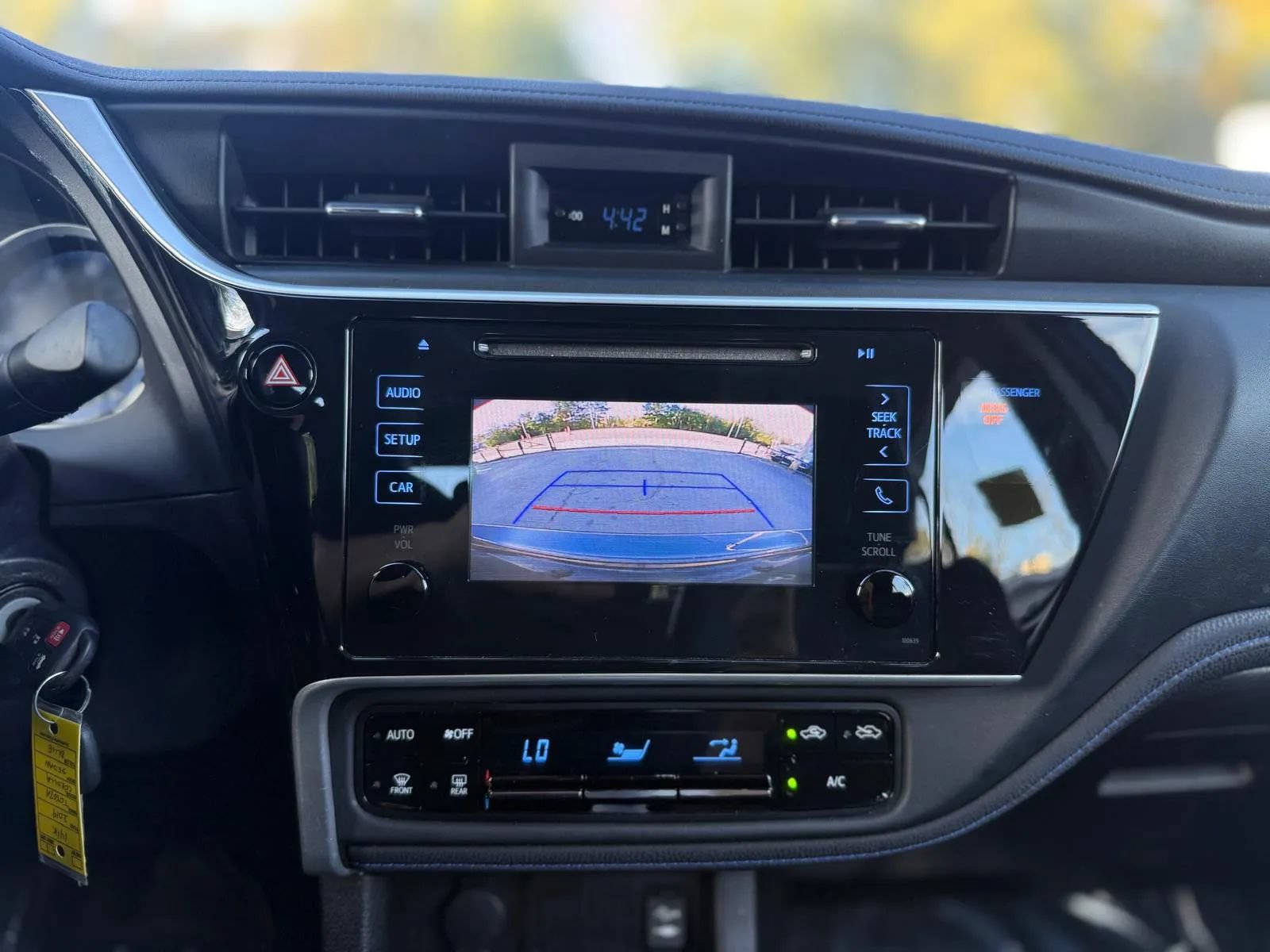 Used 2019 Toyota Corolla SE w/ Carpet Mat Package (TMS) FWD image 15