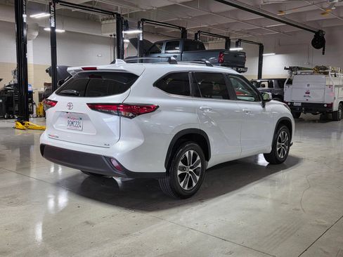 Used 2023 Toyota Highlander XLE FWD image 7