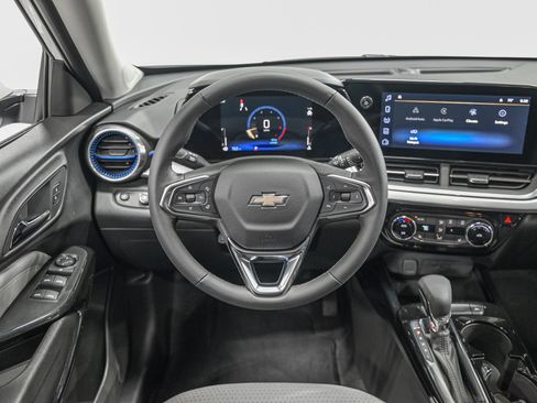 Used 2025 Chevrolet Trax LT w/ LT Convenience Package FWD image 17