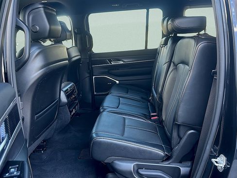 Used 2024 Jeep Wagoneer Series II w/ Flexible Seating Group AWD/4WD image 26