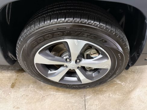 Used 2021 Jeep Cherokee Limited AWD/4WD image 34