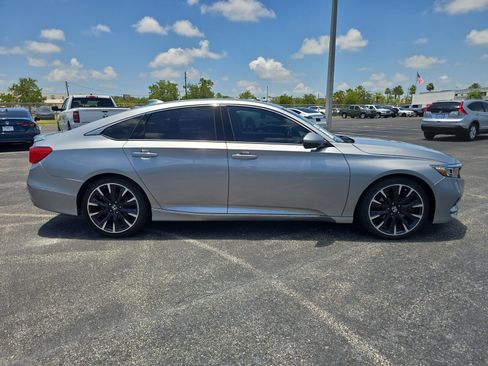 Used 2019 Honda Accord Touring image 2