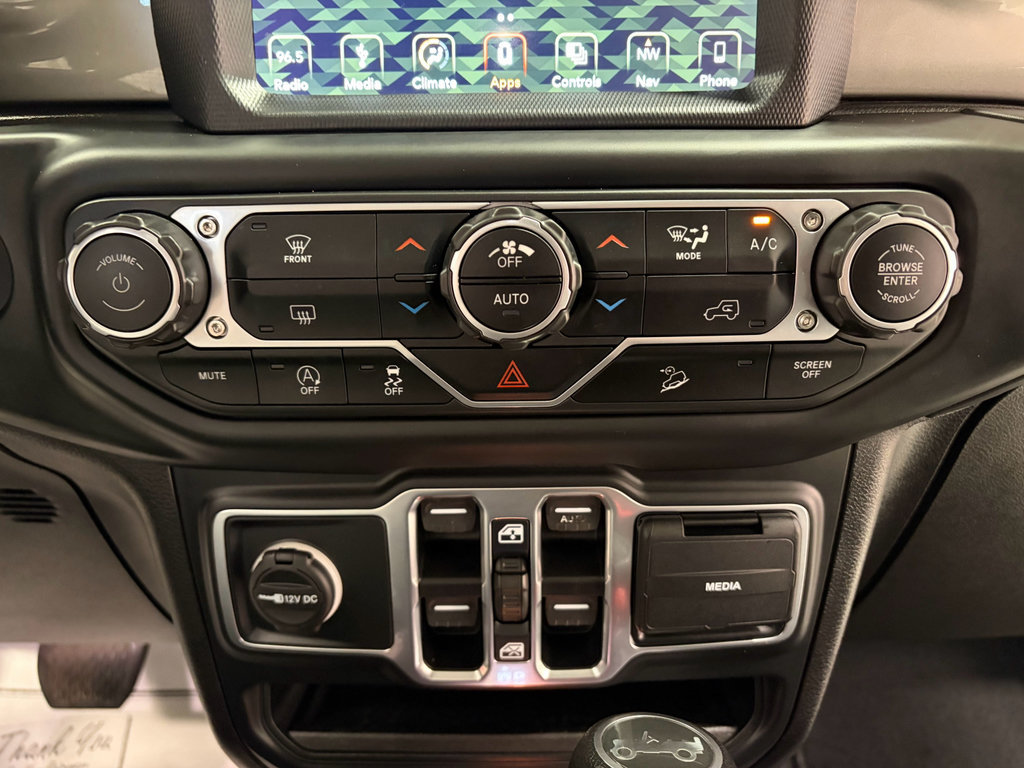 Used 2018 Jeep Wrangler Unlimited Sahara w/ Uconnect 4C Nav & Sound Group AWD/4WD image 16