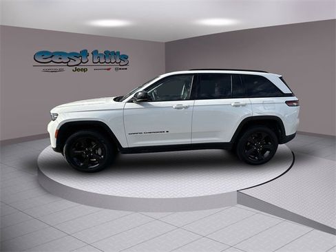 Certified 2023 Jeep Grand Cherokee Limited w/ Black Appearance Package image 6