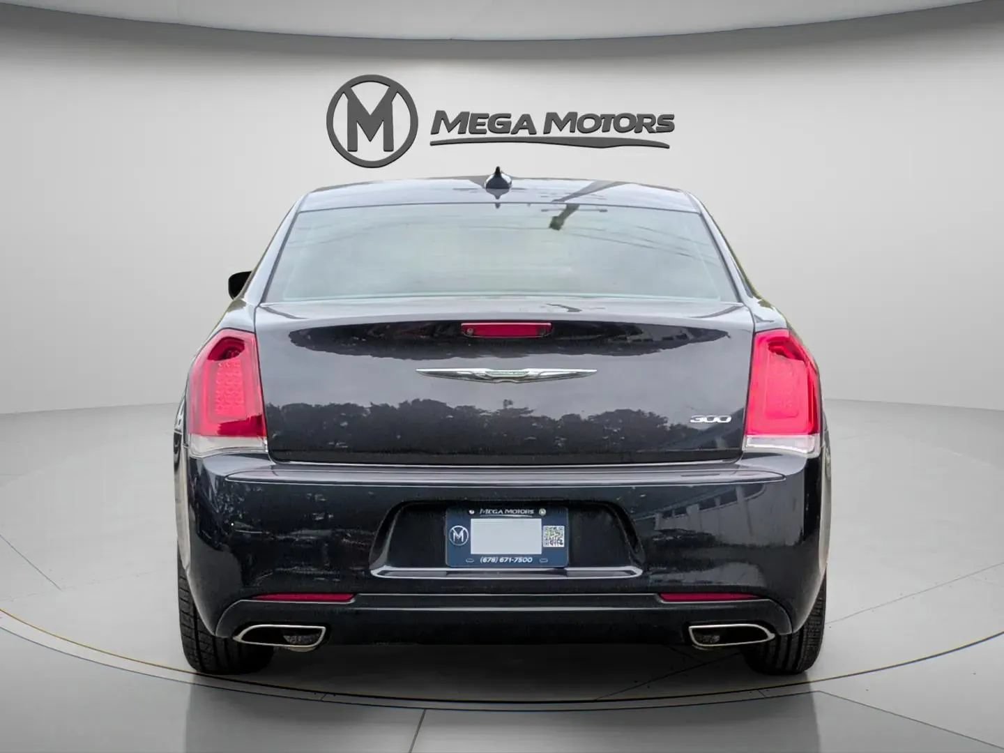 Used 2018 Chrysler 300 Touring w/ Sport Appearance Package RWD image 6