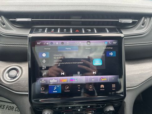 Used 2023 Jeep Grand Cherokee L Limited w/ Luxury Tech Group II AWD/4WD image 16
